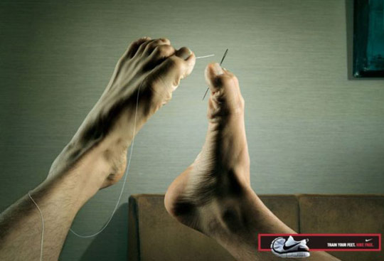 耐克鞋广告 让你的脚如同手一样灵活.jpg