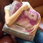 人民币抱枕